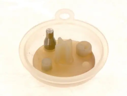 Membrane von Bosch, in einer transparenten Halterung, mit verschiedenen Befestigungselementen auf einer flachen Oberfläche.